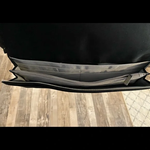 Black formal clutch - Picture 3 of 4